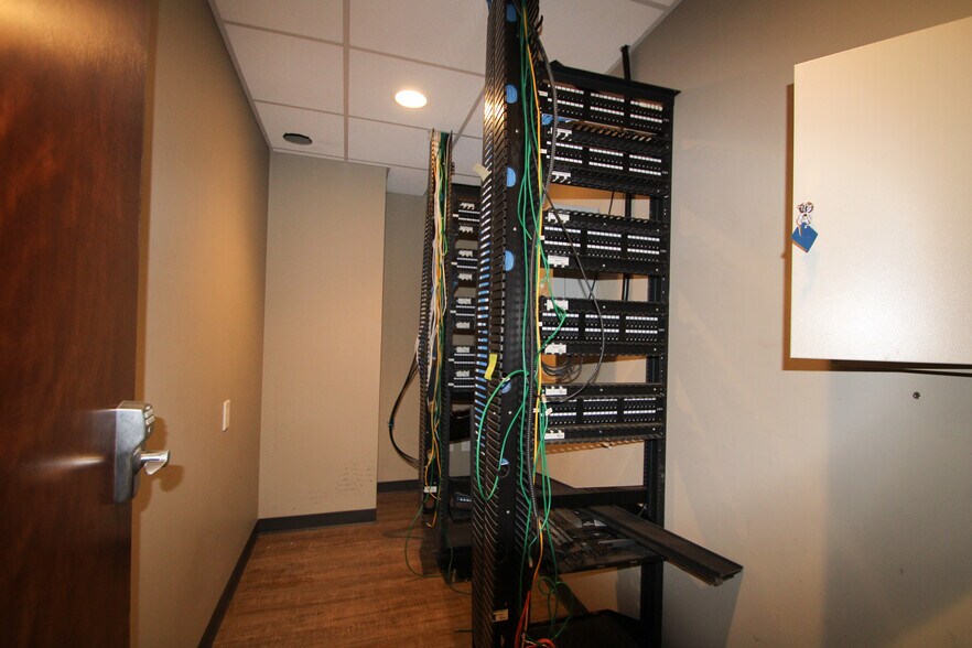 More Photos Of 9911 Shelbyville Rd, Louisville Office For Sale