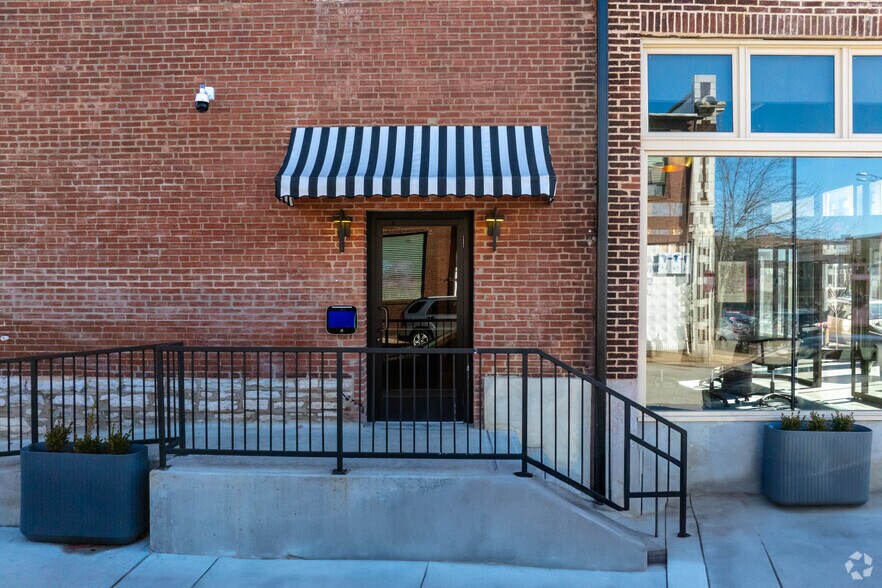 More Photos Of 3041-3043 Locust St, Saint Louis Apartments For Lease