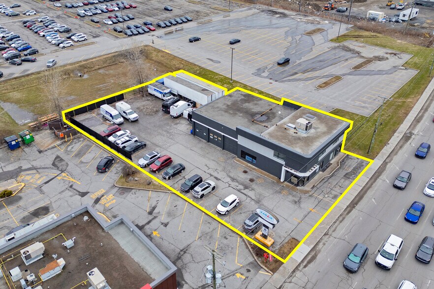 More Photos Of 150 Boul Saint-Martin O, Laval Light Distribution For Lease