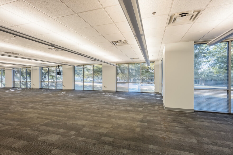 More Photos Of 5555 Northwest Pky, San Antonio Office For Lease