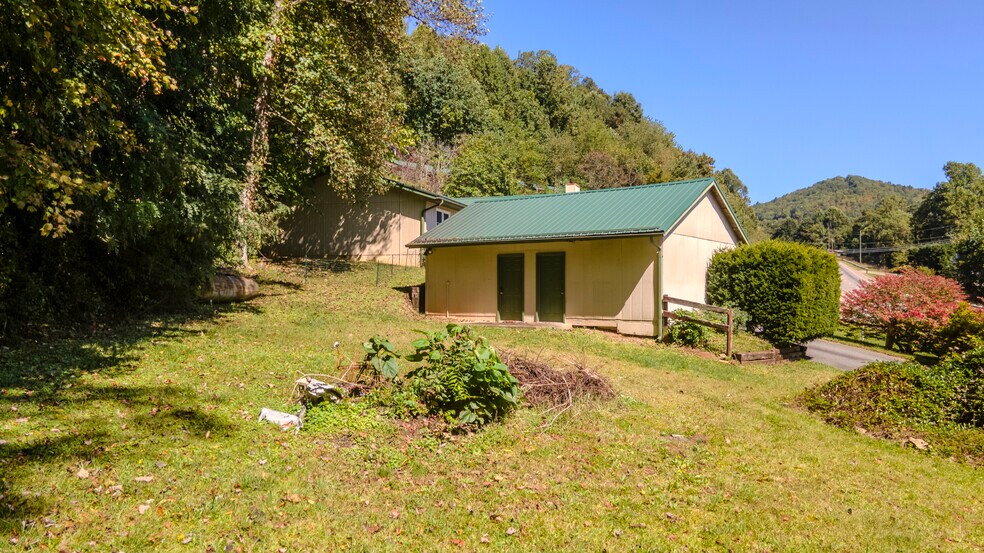 More Photos Of 8356 Sylva Rd, Franklin Office For Sale