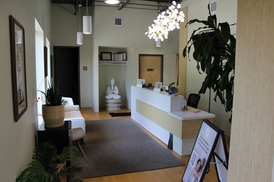 More Photos Of 607 W Jericho Tpke, Huntington General Retail For Lease