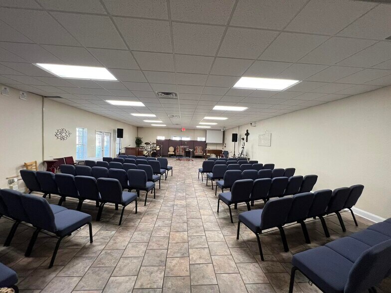 More Photos Of 6310 Blanding Blvd, Jacksonville Showroom For Sale