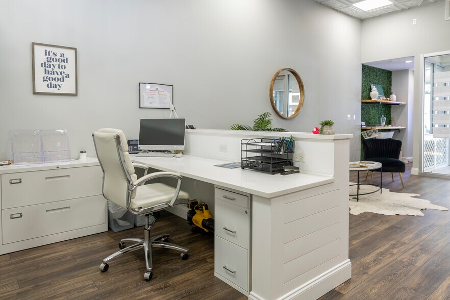 More Photos Of 1433 Main St, Sarasota Storefront For Lease