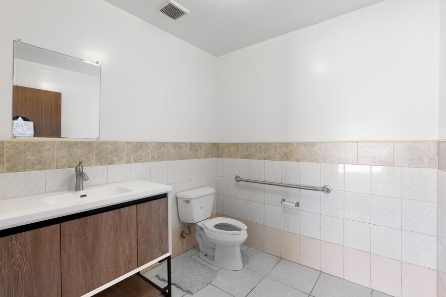 More Photos Of 127-129 S 8th Ave, La Puente Warehouse For Sale