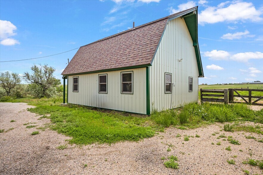 More Photos Of 1335 S Kio St, Watkins Veterinarian Kennel For Sale