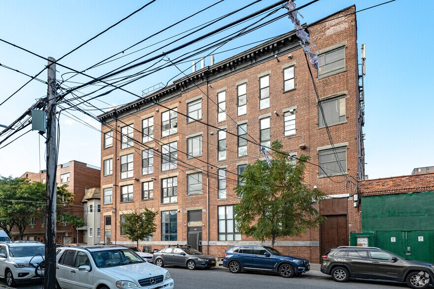 More Photos Of 657 Morgan Ave, Brooklyn Apartments For Lease