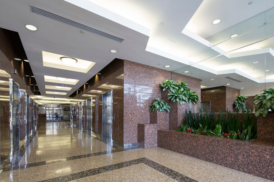 More Photos Of 15910 Ventura Blvd, Encino Office For Lease