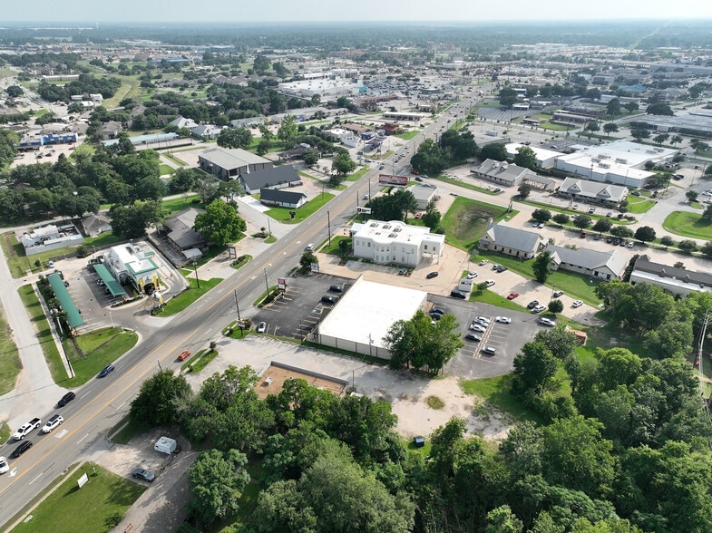 More Photos Of 1000 W Main St, Tomball Restaurant For Lease