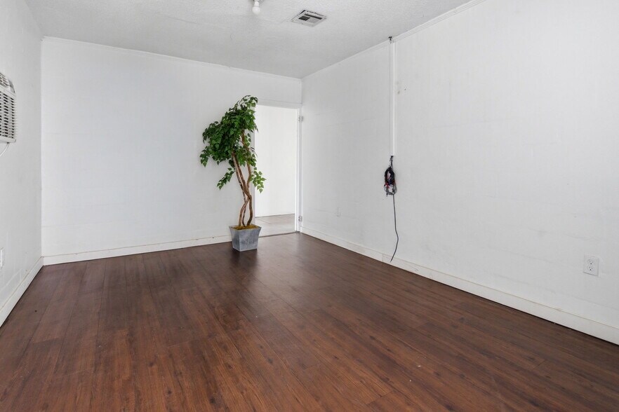 More Photos Of 8710 E Colonial Dr, Orlando Auto Dealership For Lease