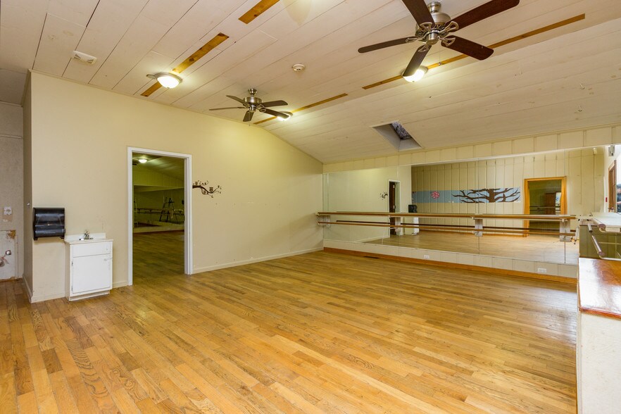 More Photos Of 1422 Mineral Springs Rd, Dalton Office For Sale