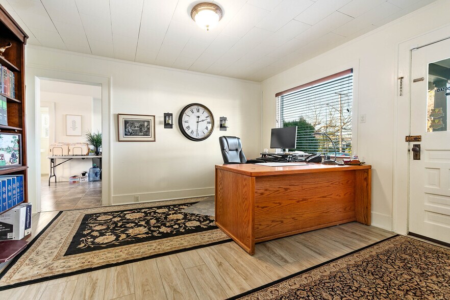 More Photos Of 709 Grover St, Lynden Office For Lease