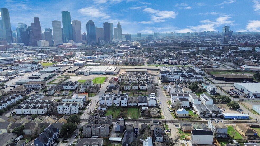 More Photos Of 1708 Winter St, Houston Apartments For Sale