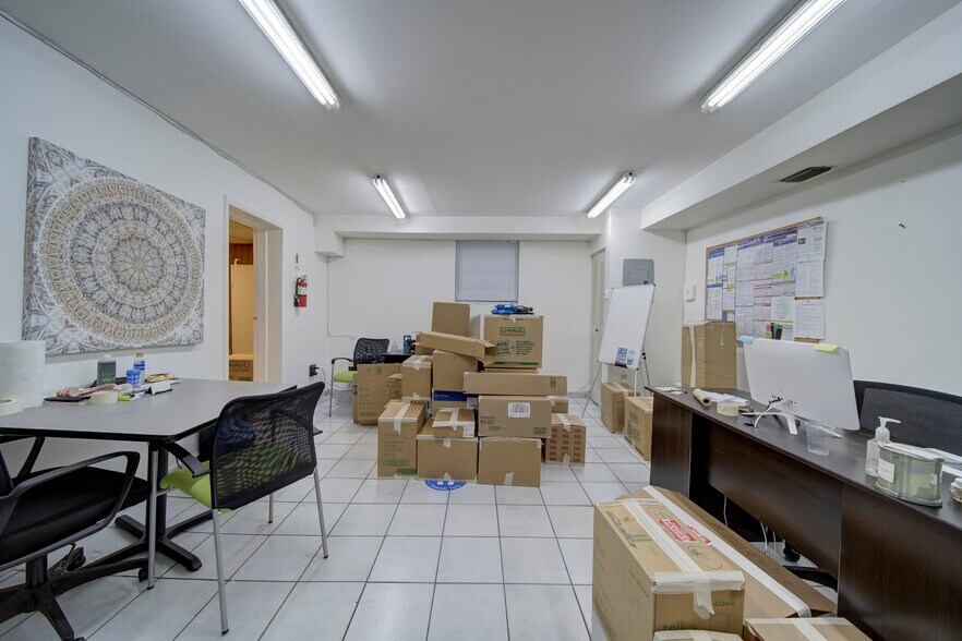 More Photos Of 330-332 W 9th St, Hialeah Storefront Retail Office For Lease