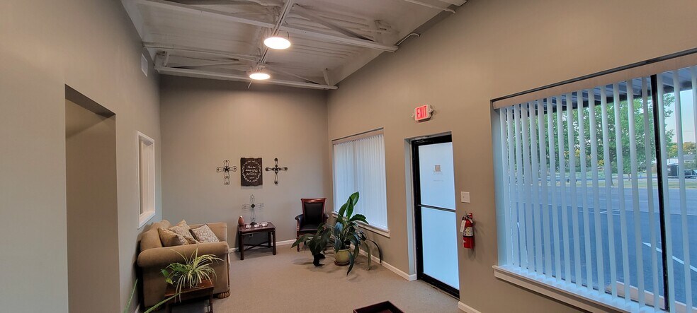 More Photos Of 202 Santa Fe Dr, Weatherford Storefront For Lease