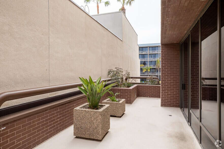 More Photos Of 7855 Fay Ave, La Jolla Medical For Lease
