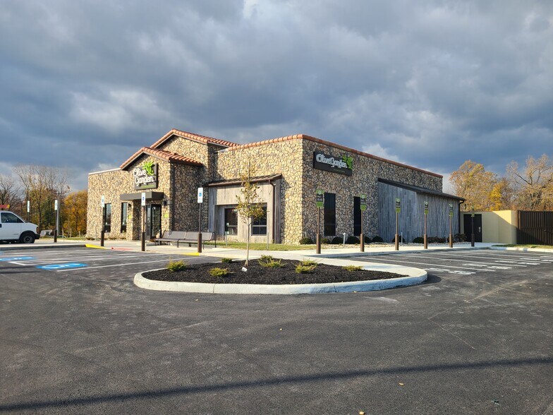 More Photos Of 904 Scott Dr, Piqua Restaurant For Sale