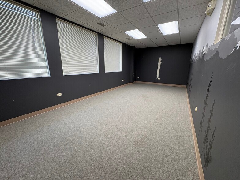 More Photos Of 450-480 E Roosevelt Rd, West Chicago Unknown For Lease