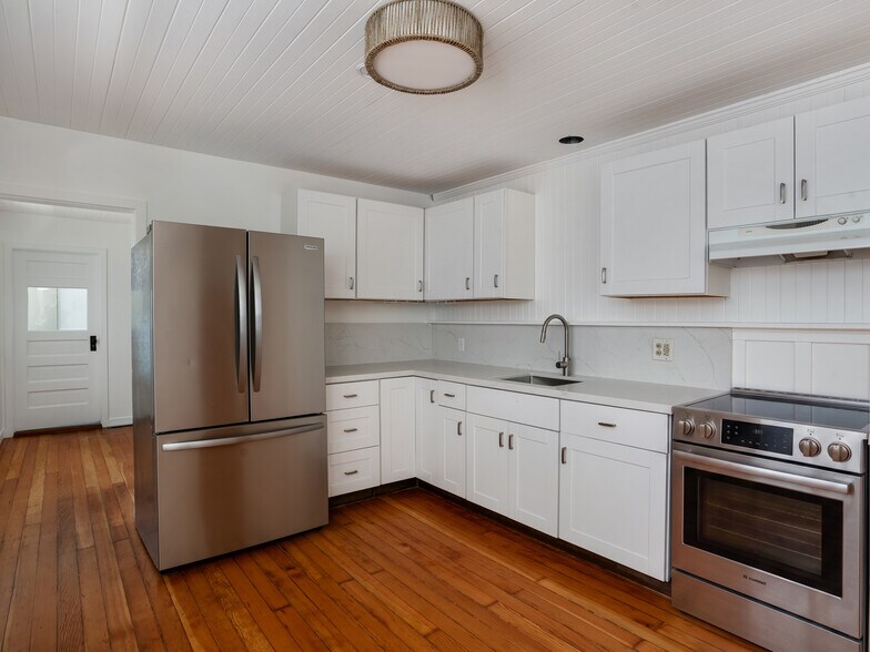 More Photos Of 58 Ozone Ave, Venice Specialty For Sale