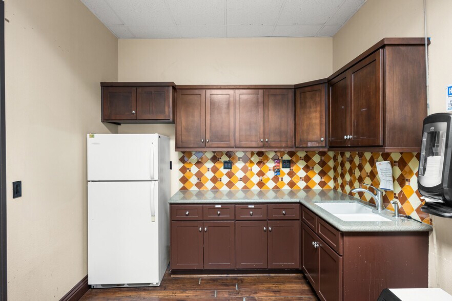 More Photos Of 2525 W Woodland Dr, Anaheim Light Distribution For Lease