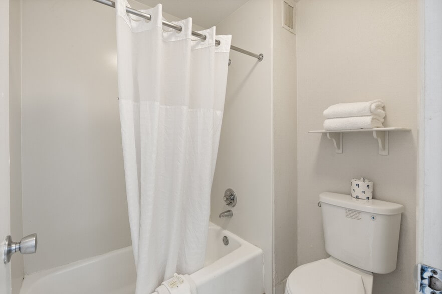 More Photos Of 2510 W Greenway Rd, Phoenix Hotel For Sale