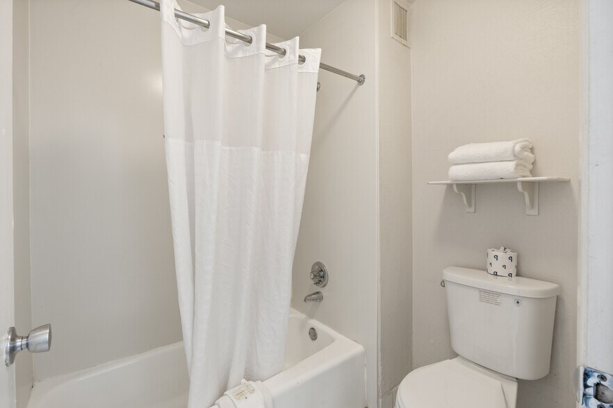 More Photos Of 2510 W Greenway Rd, Phoenix Hotel For Sale