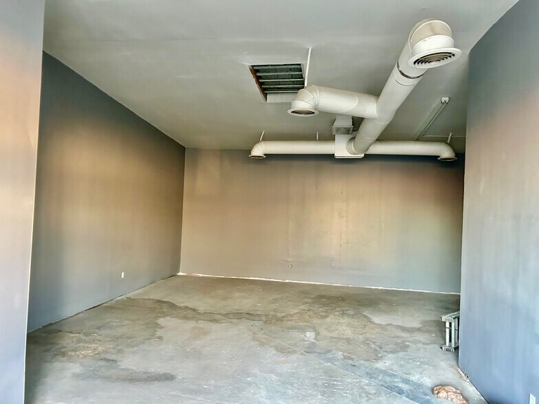 More Photos Of 2529 Merrell Rd, Dallas Light Distribution For Lease