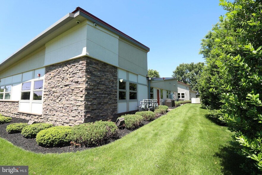 More Photos Of 399 Front St, Elmer Medical For Lease
