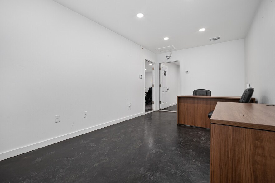 More Photos Of 7811 Kickapoo Ave, Shawnee Warehouse For Lease