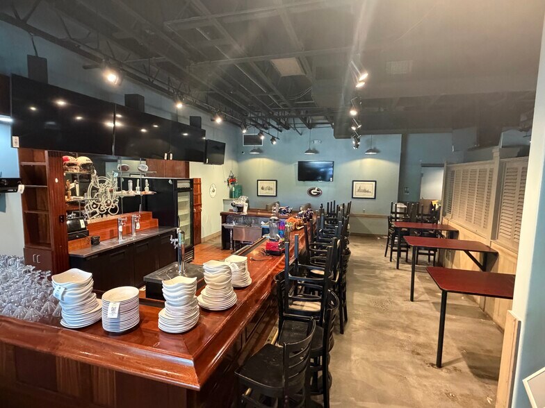 More Photos Of 256 Liberty St, Thomasville Restaurant For Lease