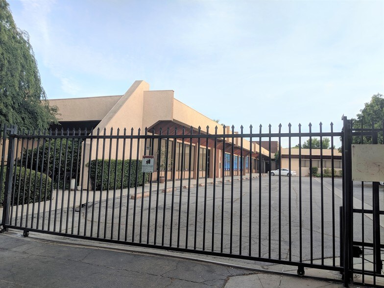 More Photos Of 22024 Lassen St, Chatsworth Office For Sale