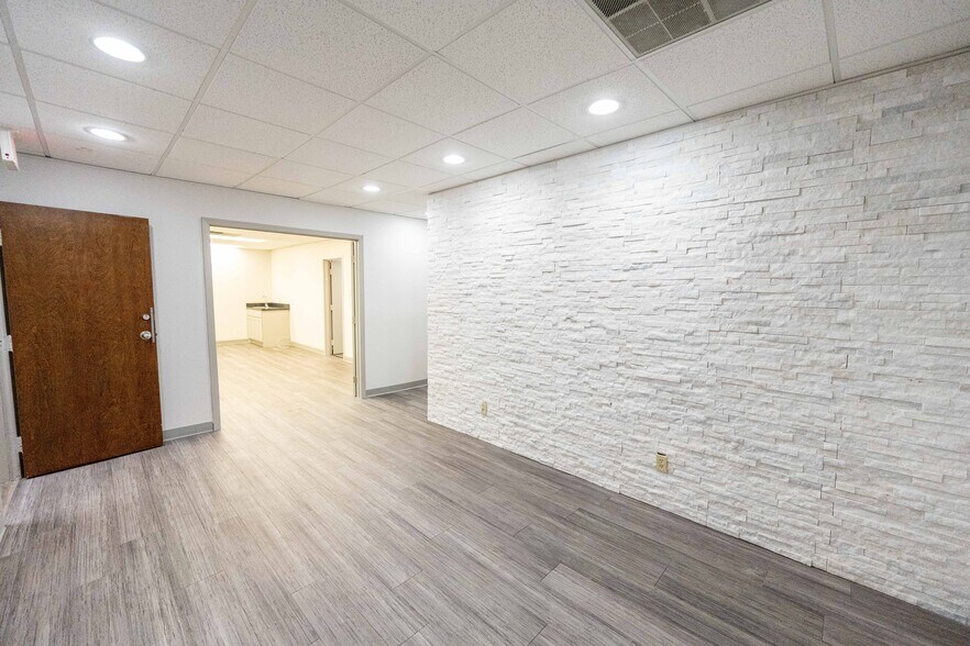 More Photos Of 560 W Main St, Lewisville Office For Sale