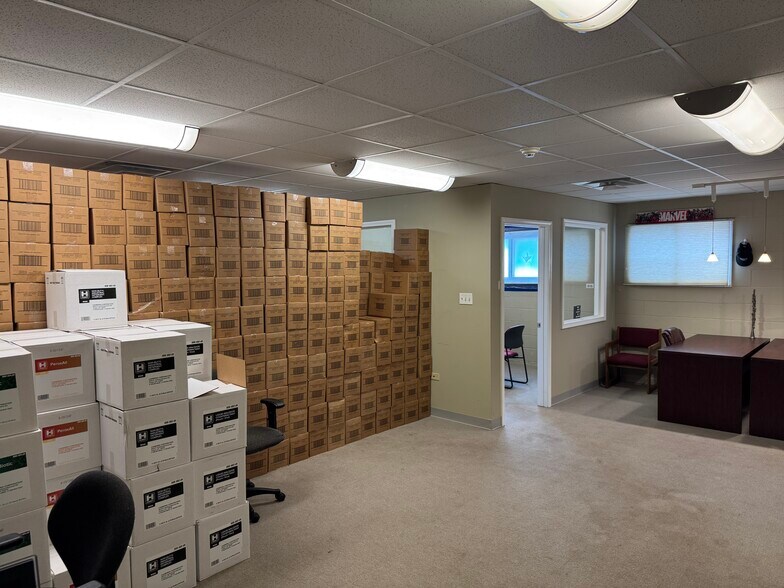 More Photos Of 4 Bonnie Ln, Yorkville Office For Sale