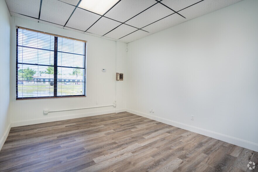 More Photos Of 11350 66th St N, Largo Office Residential For Lease