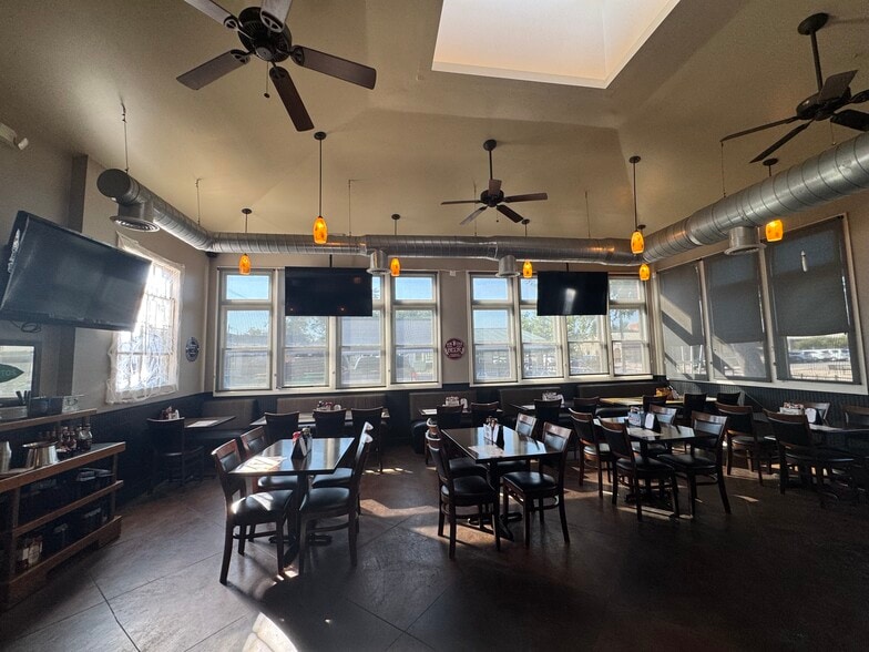 More Photos Of 105 Willis St, Leander Restaurant For Sale