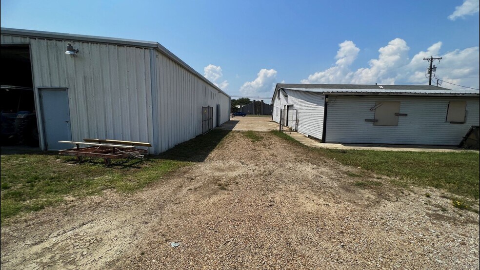 More Photos Of 2618 W Main St, Gun Barrel City Storefront For Sale