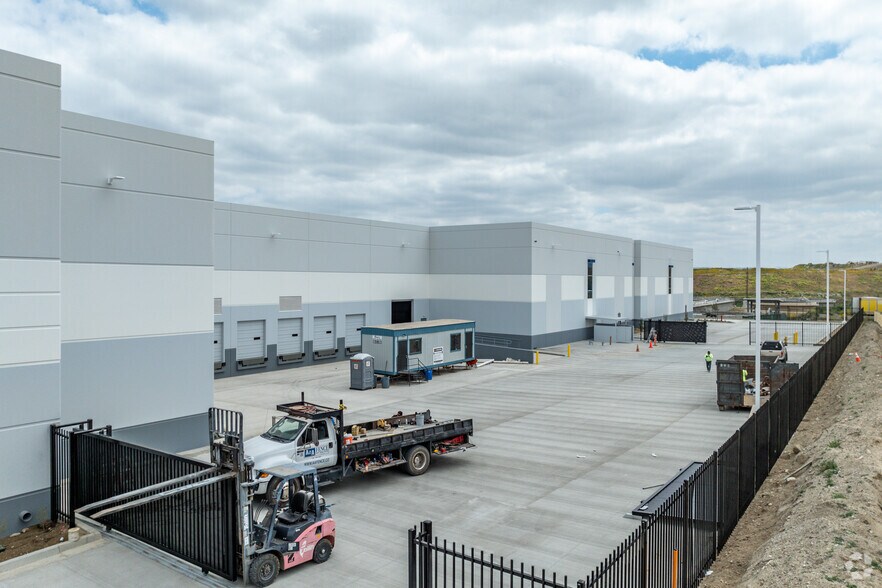 More Photos Of 485 E Santa Ana Ave, Bloomington Warehouse For Lease