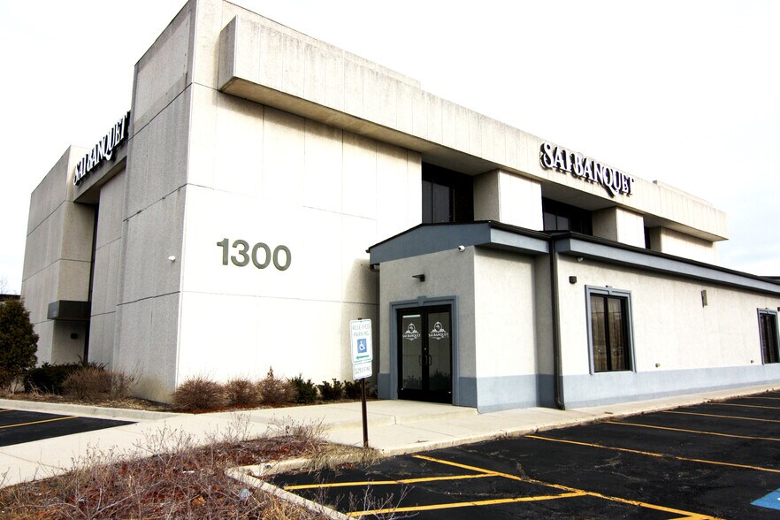 More Photos Of 1300 Irving Park Rd, Streamwood General Retail For Sale