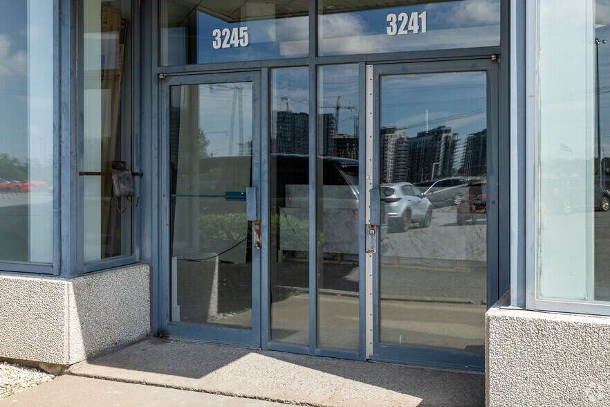 More Photos Of 3205-3273 Aut Jean-Noël-Lavoie, Laval General Retail For Lease
