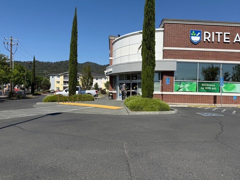 More Photos Of 680 S State St, Ukiah Drugstore For Lease