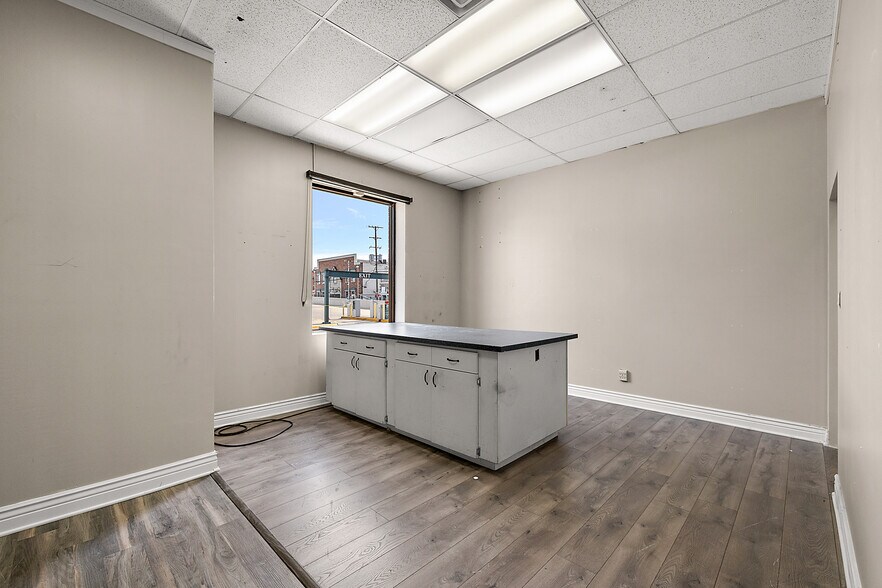 More Photos Of 150 E University Dr, Rochester Storefront Retail Office For Lease