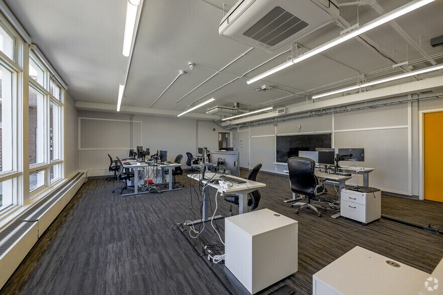 More Photos Of 300 King St S, Whitby Office For Sale