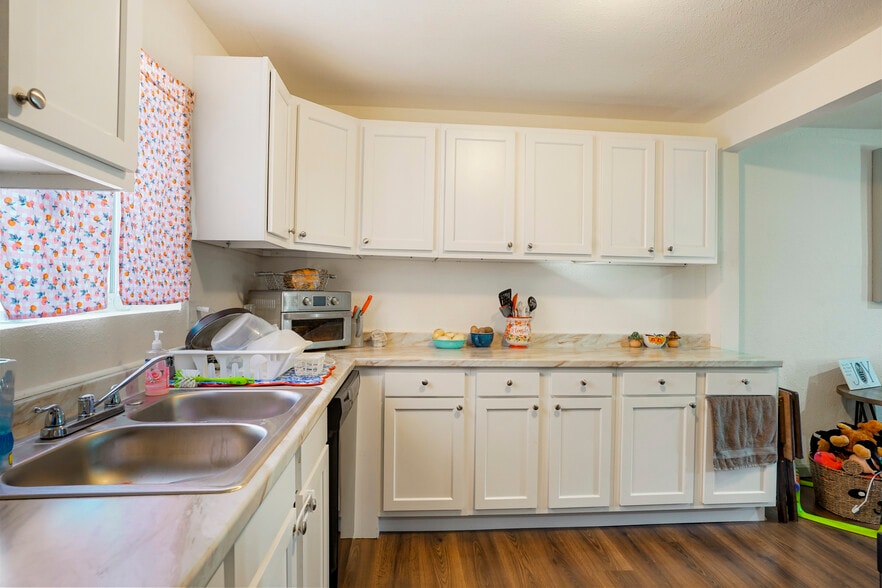 More Photos Of 982 S Sheridan Blvd, Denver Apartments For Sale