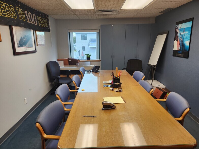 More Photos Of 399 Farmingdale Rd, West Babylon Warehouse For Lease