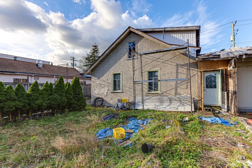 More Photos Of 7474 Edmonds St, Burnaby Storefront For Sale