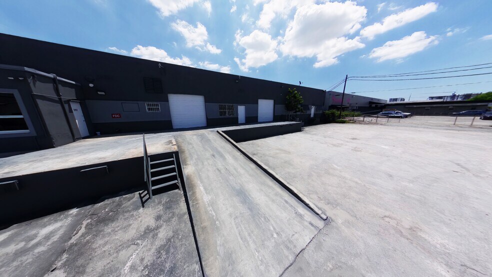 More Photos Of 3121-3171 E 11th Ave, Hialeah Warehouse For Lease
