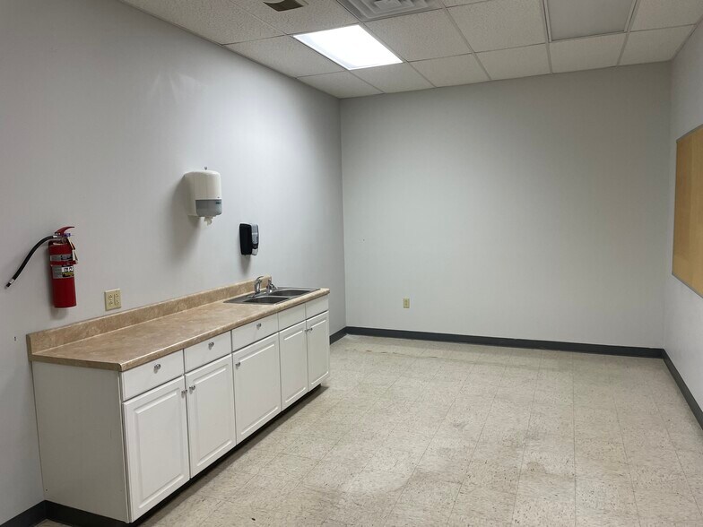 More Photos Of 4638 Resource Dr, Chattanooga Showroom For Lease
