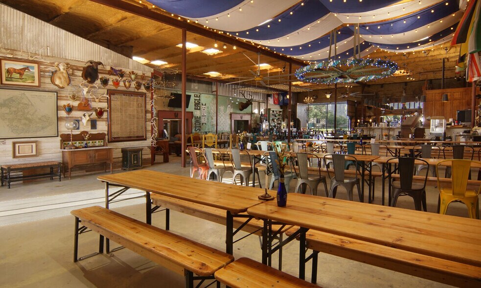 More Photos Of 124 N Austin St, Comanche Bar For Sale