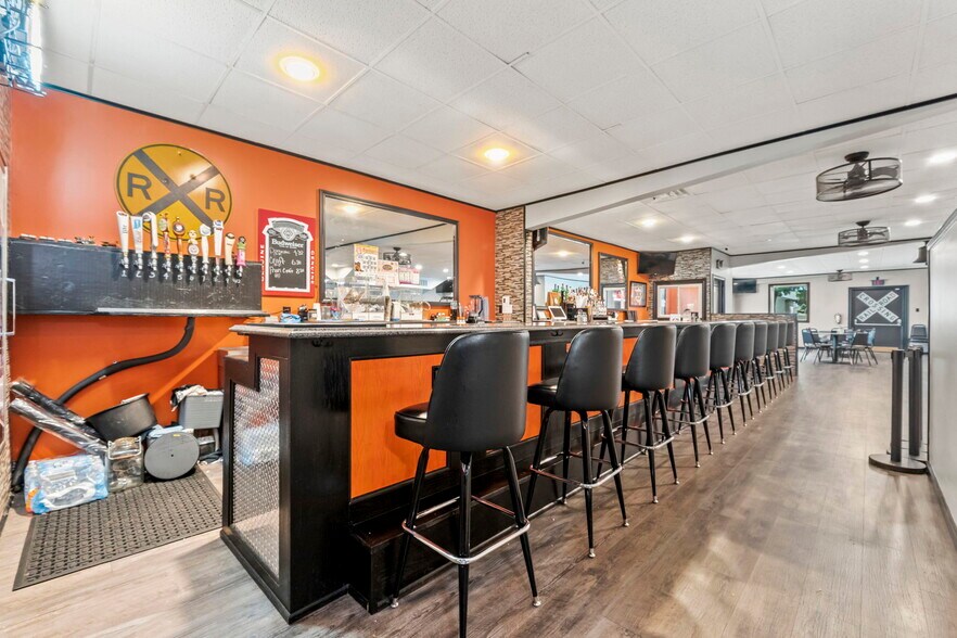 More Photos Of 770 E Franklin St, Huntington Restaurant For Sale