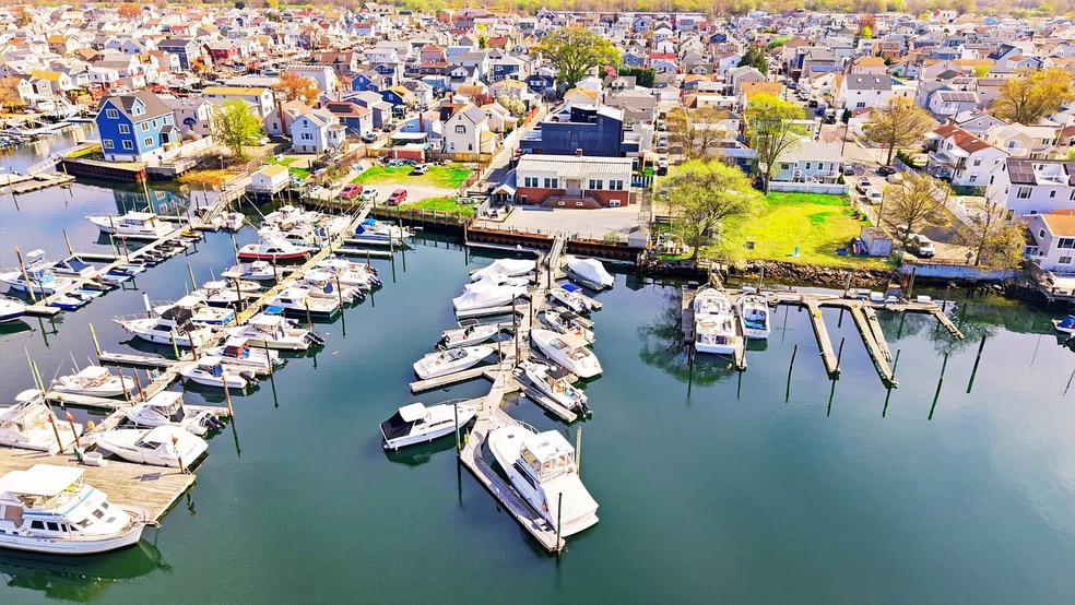 More Photos Of 1 Merit Ct, Brooklyn Marina For Sale